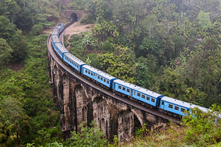 Zug fährt durch die Landschaft von Ella und Kandy