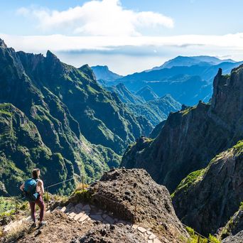 Frau bei einer Wanderung auf der Insel Madeira