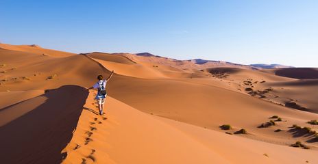 Frau in Wüste im Namib Naukluft Nationalpark