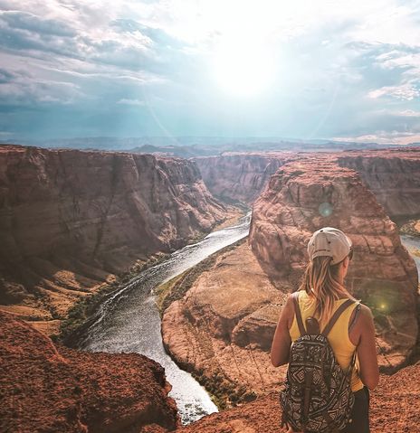 Frau mit Blick auf den Grand Canyon