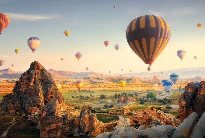 Panoramablick über die Felsenlandschaften in Kappadokien voller Heißluftballons
