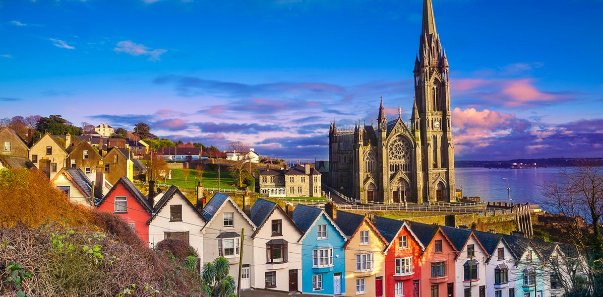 Küstenstadt Cobh mit bunten Häusern und Kirche