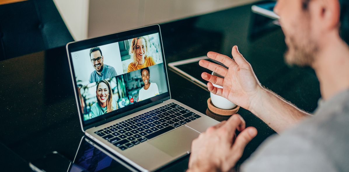 Aufnahme eines jungen Mannes, der ein Webinar ausführt