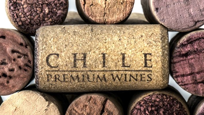 Weinkorken umrahmen einen Korken mit der Aufschrift Chile Premium Wines als Symbol chilenischer Weinkultur