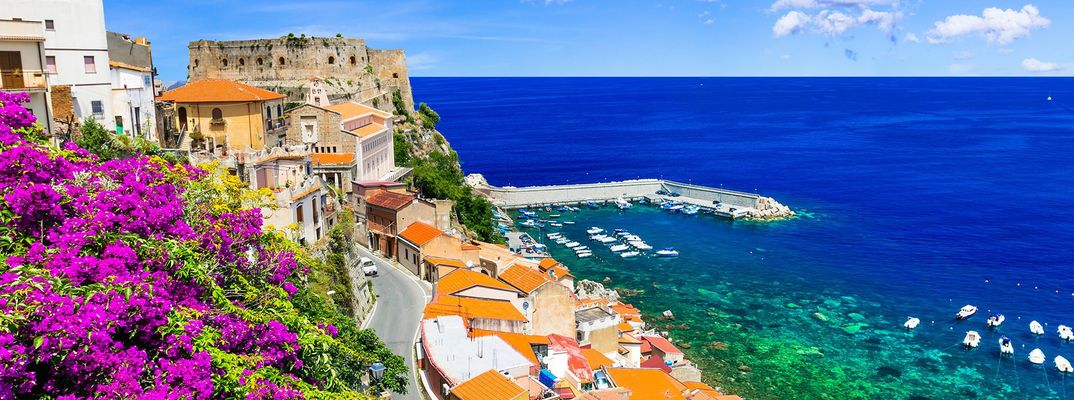 Blick auf die bunte Altstadt von Scilla an der Steilküste von Kalabrien