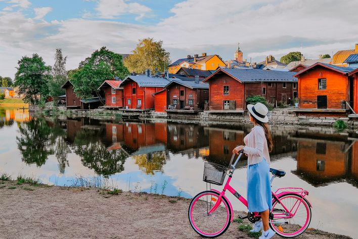 Frau auf Fahrrad in Finnland