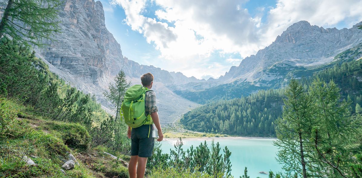 Mann beim Wandern in den Bergen