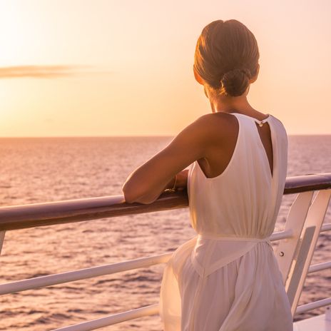 Frau genießt Ausblick bei Kreuzfahrt