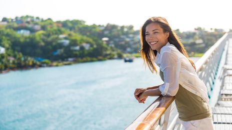 Frau an der Reling auf Kreuzfahrtschiff
