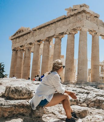 Frau an der Akropolis in Griechenland