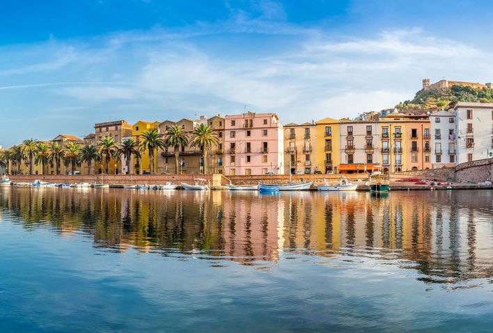 Stadtansicht von Bosa mit bunten Häusern am Fluss auf Sardinien