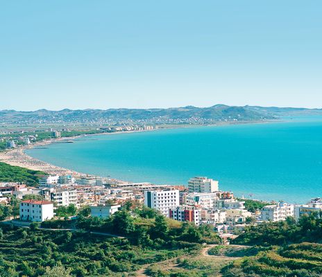 Küstenblick auf die Stadt Durrës in Albanien