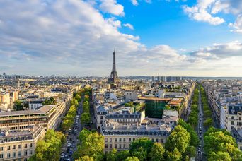 Blick über die Dächer von Paris zum Eiffelturm
