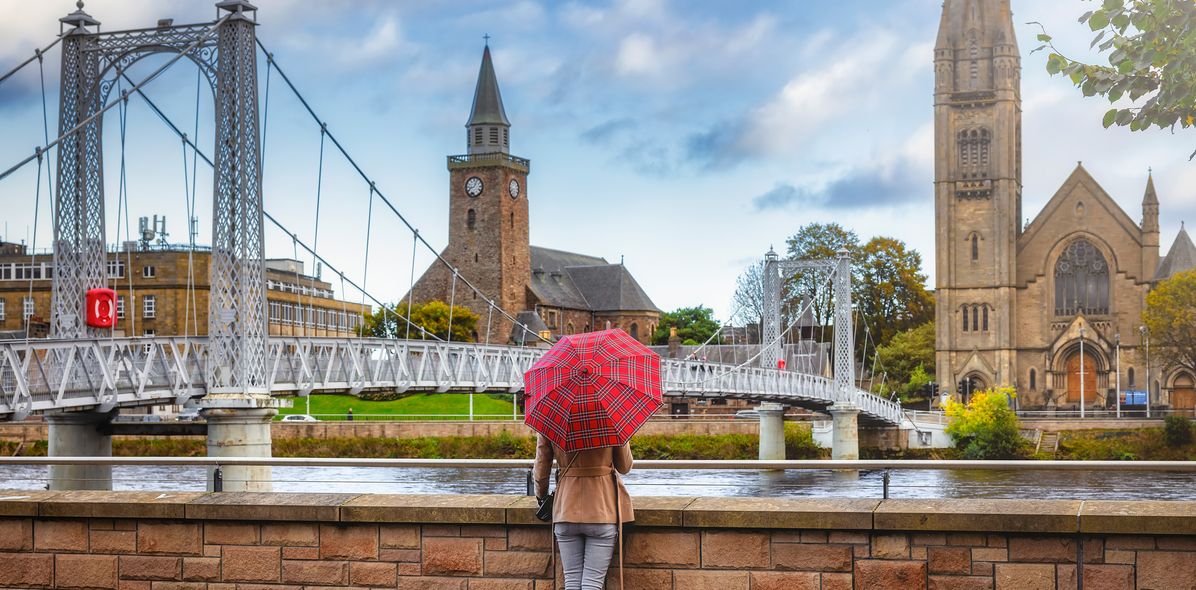 Frau in Inverness