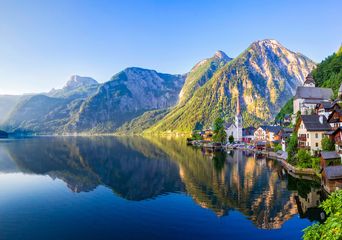 Blick auf Hallstatt am Hallstätter See im Salzburgerland in Österreich
