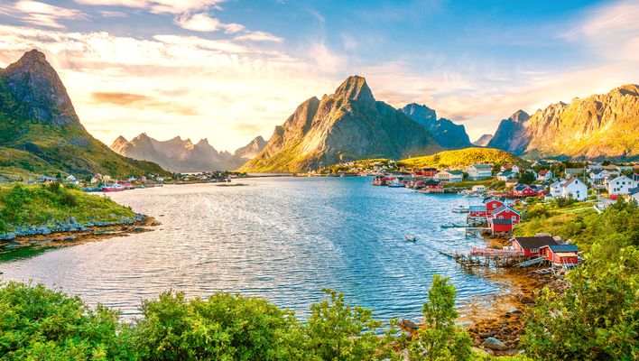 Lofoten im Sonnenuntergang im Sommer