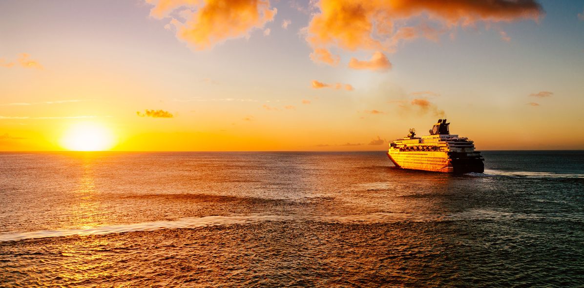 Kreuzfahrtschiff fährt in den Sonnenuntergang
