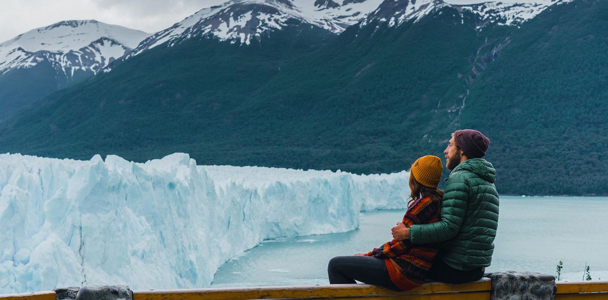 Paar mit Blick auf Moreno Gletscher