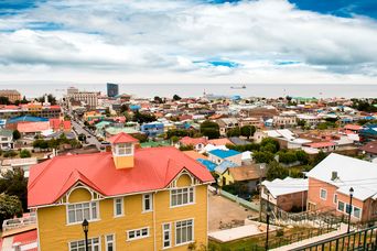 Bunte Häuser von Punta Arenas mit Blick auf die Küste
