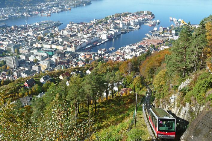 Die Floibahn fährt auf den Berg Floyen hochfährt mit einer Aussicht auf Bergen, Norwegen