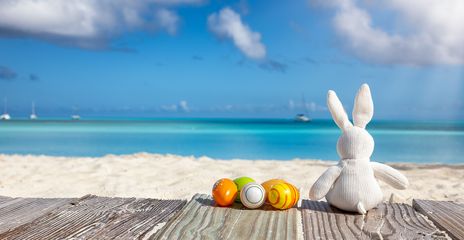 Stoff-Osterhase auf einem Steg am Meer