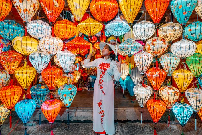 Frau in Hoi An mit Laternen