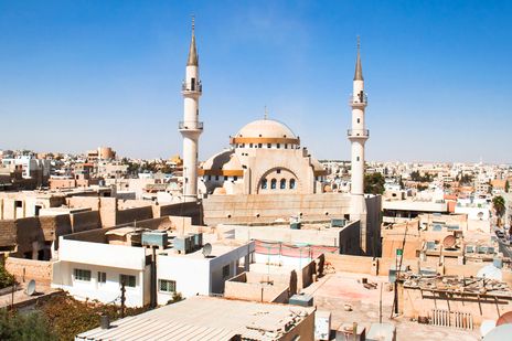 Blick über die Dächer von Madaba zur Moschee mit zwei Minaretten, Jordanien