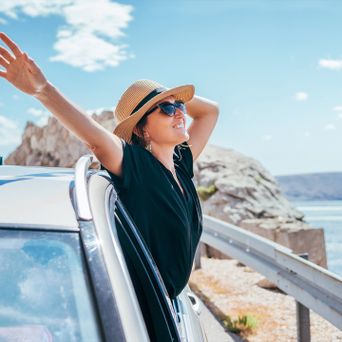 Frau im Auto am italienischen Meer