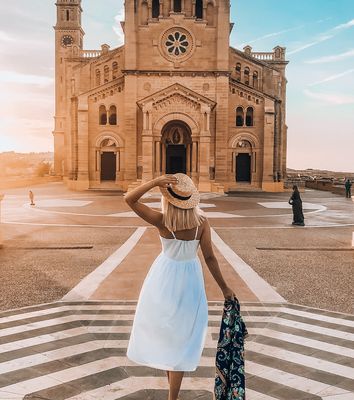 Eine Frau vor einer Kirche auf der Insel Gozo, Malta