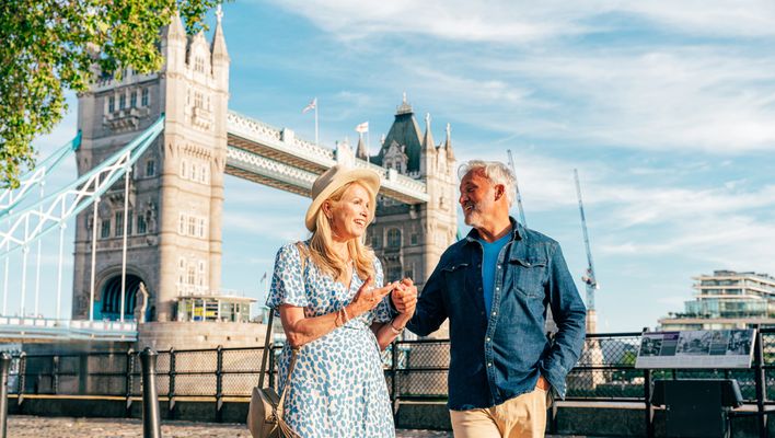 Ein Paar spaziert vorbei an der Tower Bridge