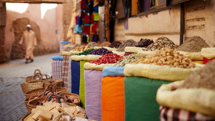 Kleine Straße mit Basar und bunten Säcken in Marrakesch in Marokko