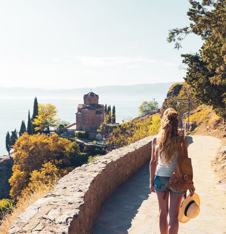 Frau spaziert am Ohrid See in Nordmazedonien