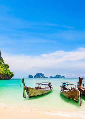 Boote am Strand von Thailand