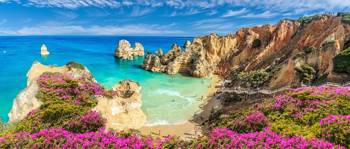 Aussicht auf eine Küste mit Klippen in Algarve