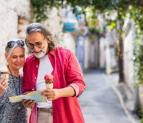 Zwei Touristen erkunden Kato Lefkara auf Zypern