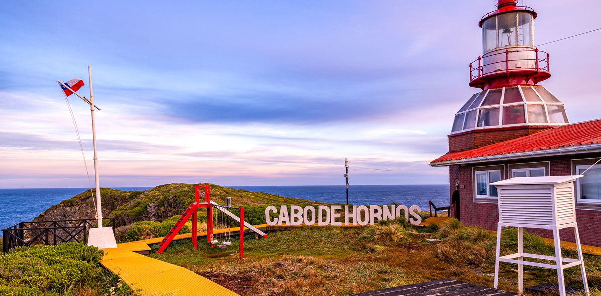 Blick vorbei am Leuchtturm zum Meer rund um das Kap Hoorn in Chile in Südamerika