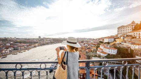 Frau fotografiert eine Stadt