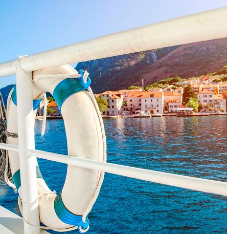 Rettungsring an Schiff in Montenegro