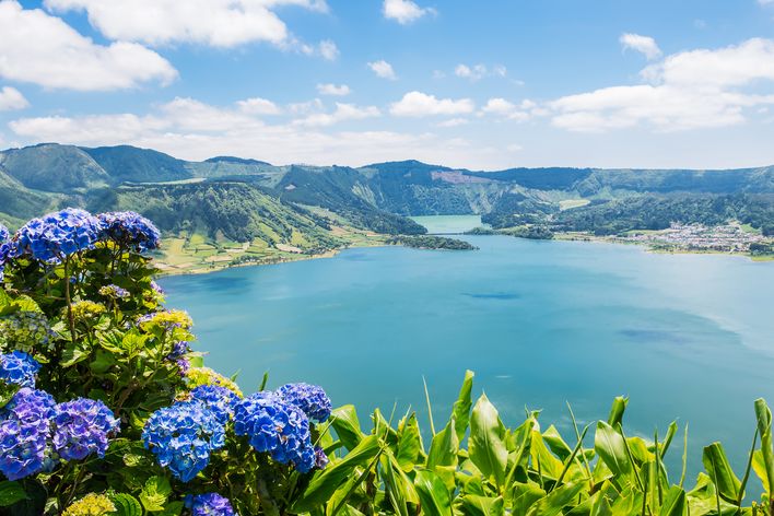 Blütenpracht und Blick auf die Seen der Azoren