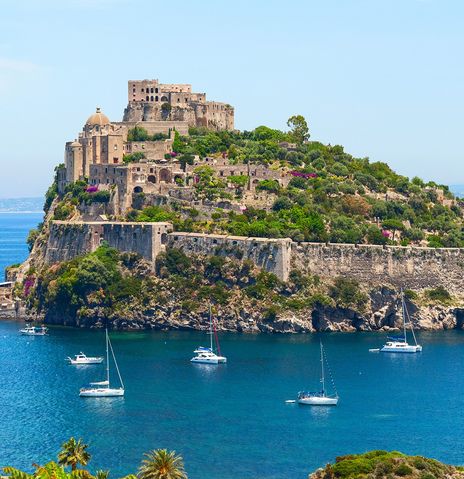 Blick auf Castello Aragnose auf Ischia