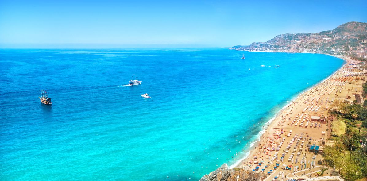 Strand und Meer mit Booten in Alanya