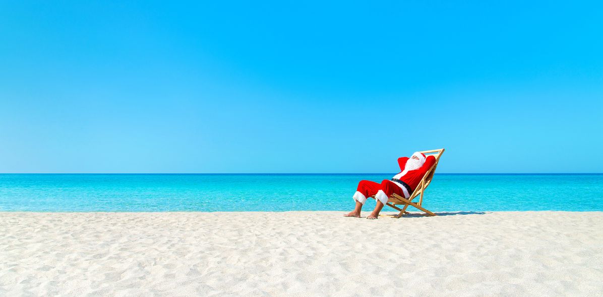 Weihnachtsmann im Liegestuhl am Strand