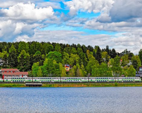 Mit der Bahn durch Städte voller Design und Weite