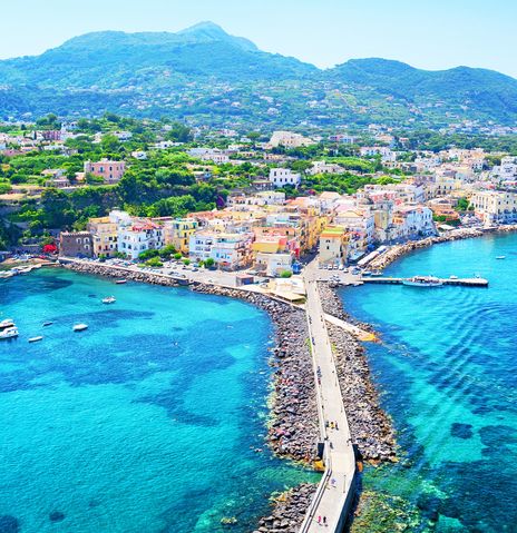 Luftaufnahme von Ischia Küstenabschnitt mit Booten