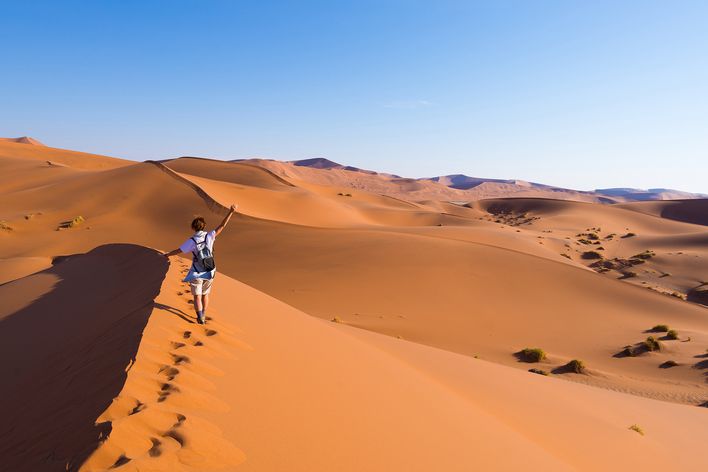 Frau im Namib-Naukluft-Nationalpark auf einer Düne 