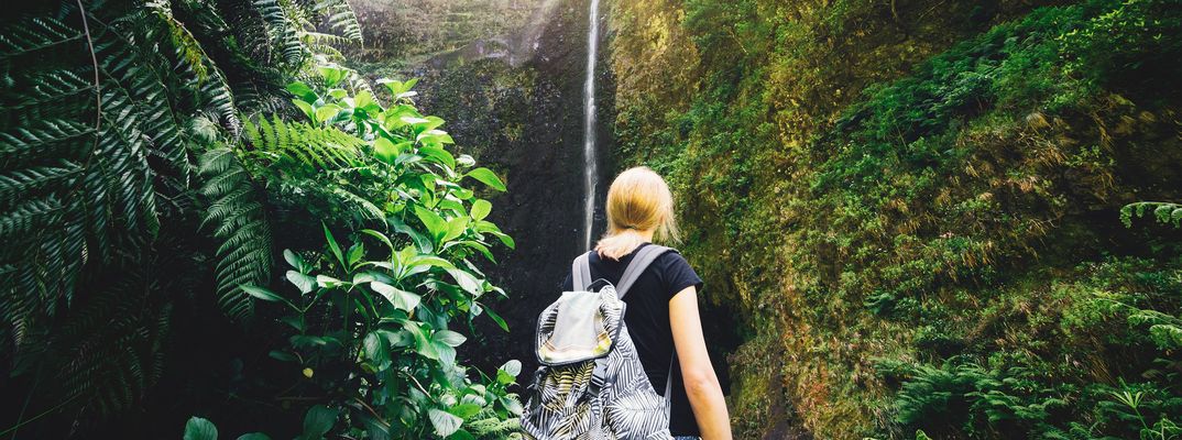 Frau beim Wandern auf Madeira