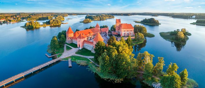 Inselburg Trakai im See Galvė mit rotem Backstein und Wasserwegen