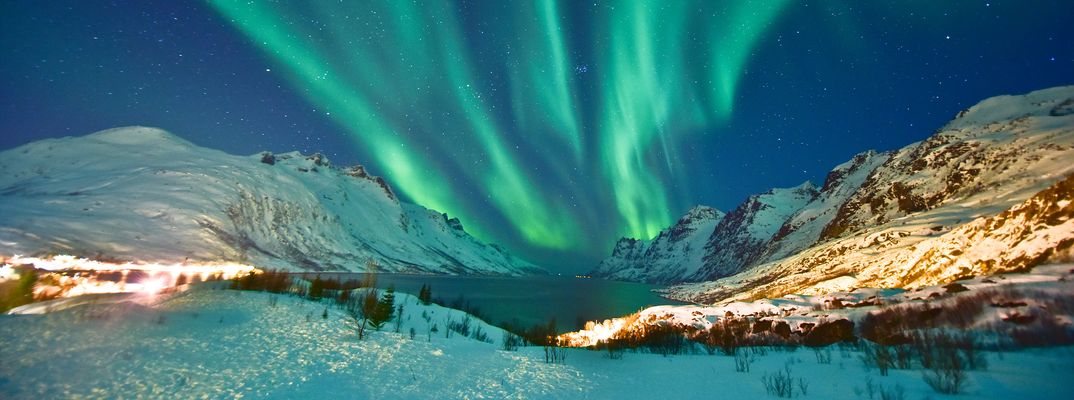 Blick auf die Nordlichter in Esfjordbotn in einer Schneelandschaft