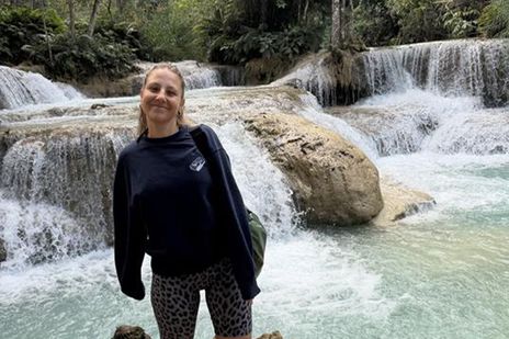 Unsere Mitarbeiterin Julia vor den Kuang-Si-Wasserfällen