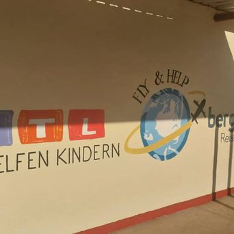 Schule in Namibia mit Logos